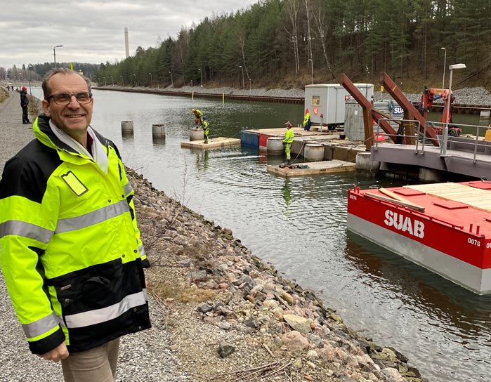 Foto:  Lyftpråm samt pålar och ledverk. Fotios Stathis, Erfator