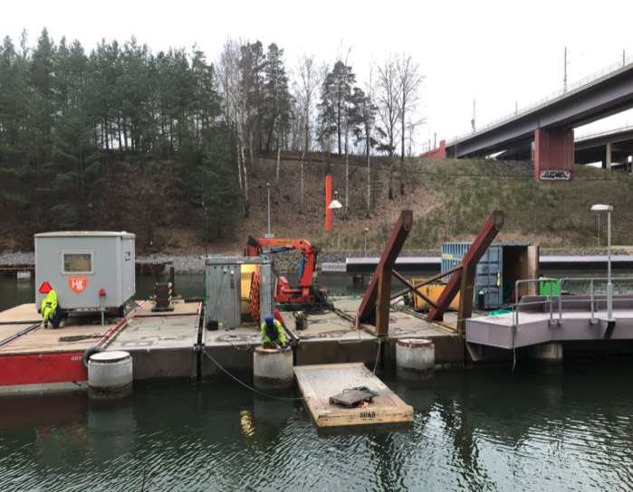 Foto:  Lyftpråm samt pålar och ledverk. Fotios Stathis, Erfator